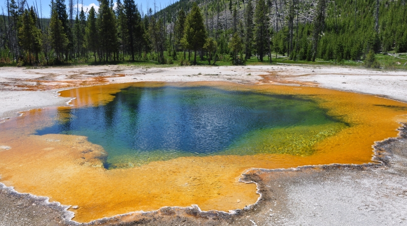 Geothermal energy - Yellowstone hot spring